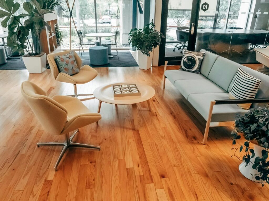 Esta zona de descanso con sillones suaves y una mesa de centro con estilo es perfecta para reuniones informales o lluvias de ideas creativas. Un espacio donde los negocios se encuentran con la comodidad.